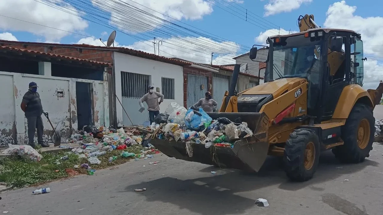 Intervenção em Delmiro: Justiça atende MP e ordena internação de acumulador e limpeza de 'casa do lixo'