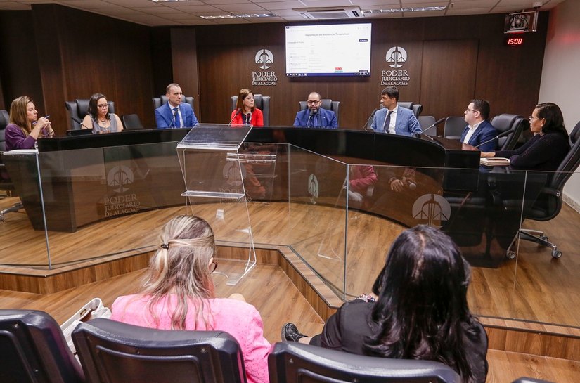 TJAL reúne entidades para discutir implantação de residências terapêuticas