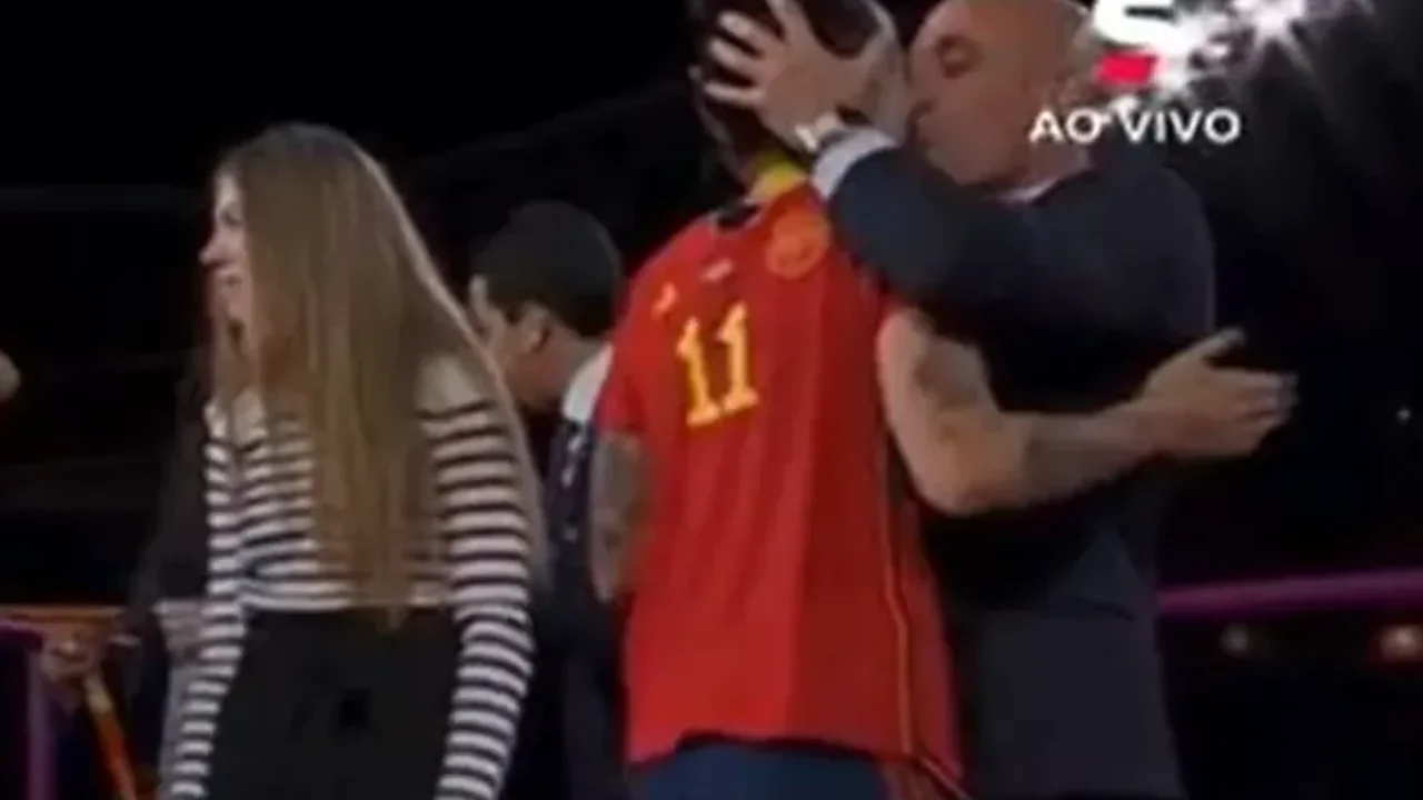 Após FIFA punir Rubiales, Real Federação Espanhola de Futebol convoca reunião de emergência