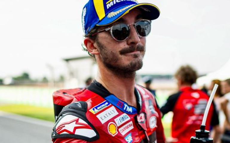 Bagnaia vence na Tailândia e disputa título da MotoGP somente com Martin após queda de Márquez