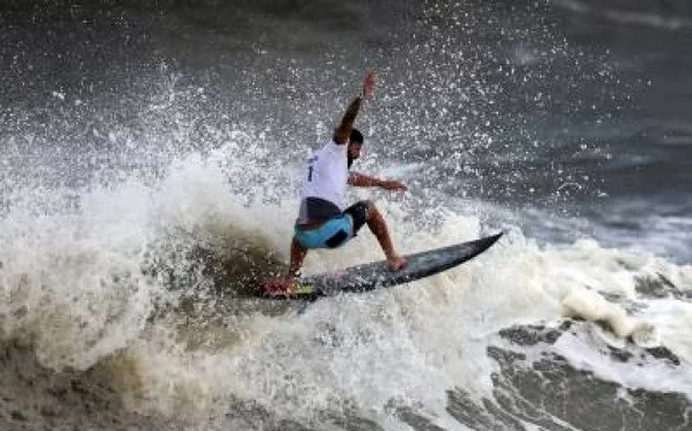 Três surfistas brasileiros disputam título do Circuito Mundial no WSL Finals
