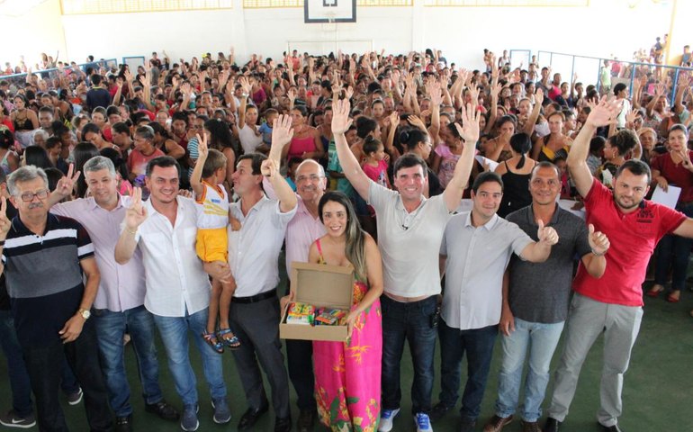 Alunos da rede municipal de ensino de Penedo ganham fardamento e material escolar