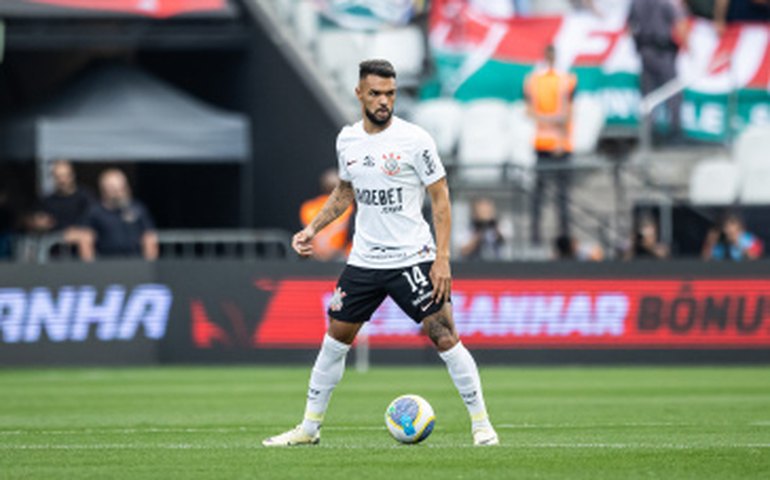 Raniele tem lesão na panturrilha e vira desfalque do Corinthians contra o Fluminense