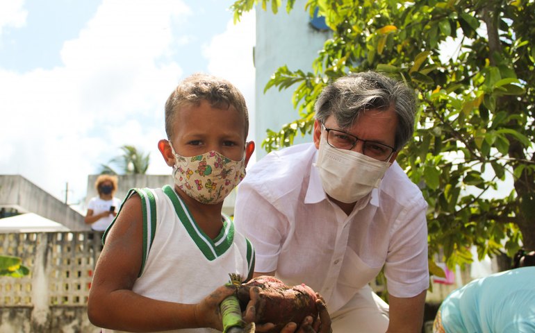 Crianças se divertem e aprendem em colheita de horta no Benedito Bentes