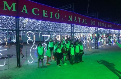 Estudantes saem em ônibus decorados para conhecer decoração natalina da orla