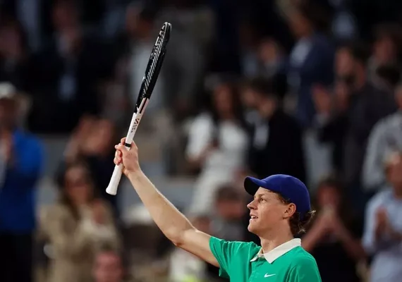 Sinner domina Rublev e avança às quartas em Roland Garros