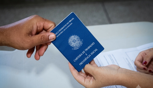 Interessados devem levar RG, CPF e currículo para atendimento gratuito no Shopping Popular, no Centro