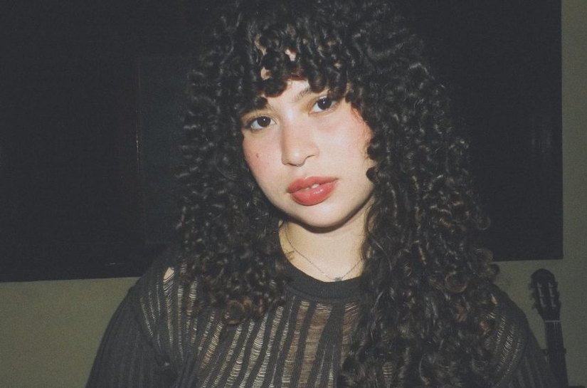 Artista alagoana retrata o amor na rotina em seu single de estreia “silêncios confortáveis”