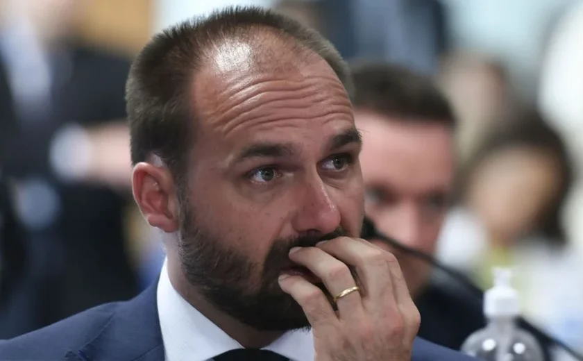 Câmara cancela passaporte diplomático de Eduardo Bolsonaro após perda de mandato