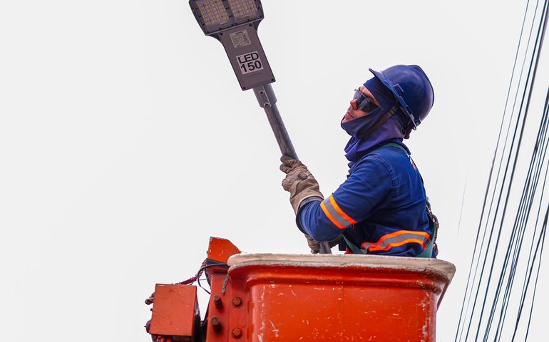 Prefeitura trabalhando: Iluminação em LED chega aos bairros Verdes Campos e Guaribas