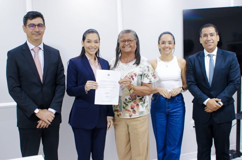 Prefeita Tia Júlia empossa nova procuradora do município aprovada em concurso público