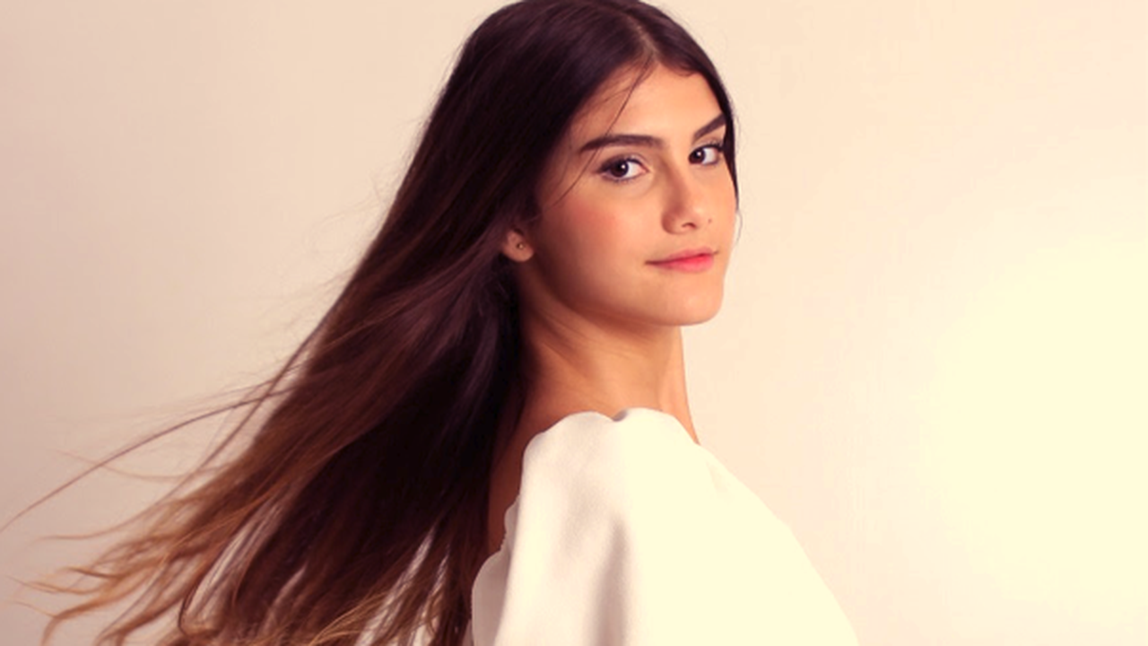 Revelação Gabi Amaral fecha parceria com a Universal