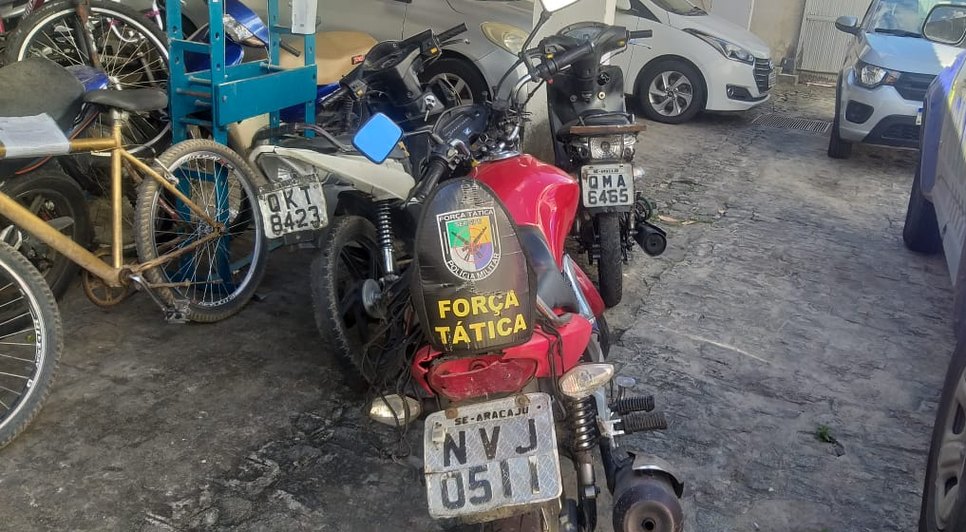 Perseguição termina com homem baleado e dois presos na Grande Aracaju; motos roubadas foram apreendidas