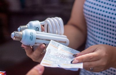 Equatorial percorre bairros do município de Messias com serviço de troca de lâmpadas ineficientes de porta em porta