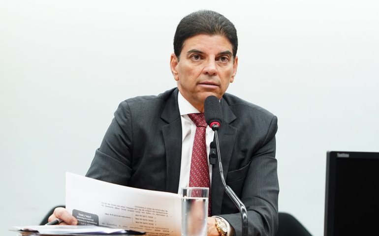 Relator apresenta novo regime fiscal com medidas para controlar gastos do governo