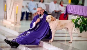 Presença de cachorrinho tem se tornado frequente e conquistou fiéis. Foto: Reprodução/Internet.