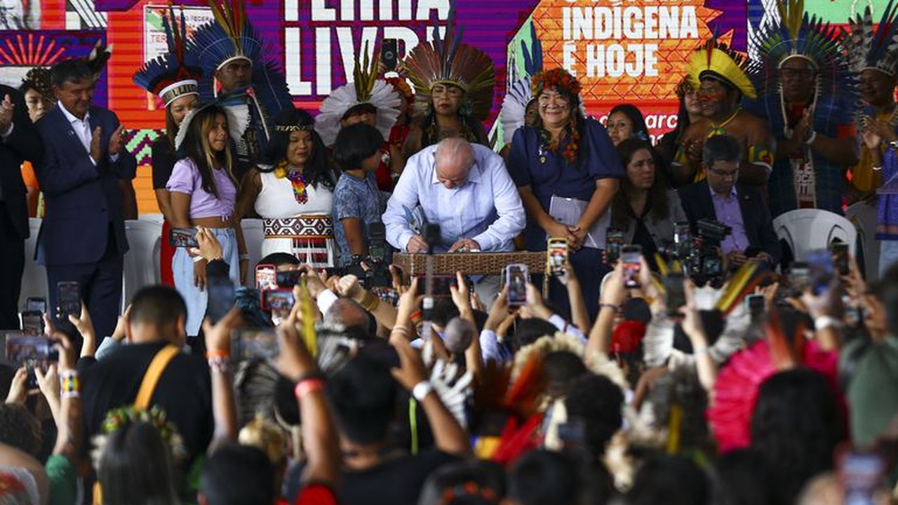 Lula diz que vai demarcar o maior número possível de terras indígenas