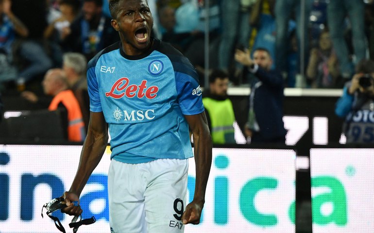 Campeão após 33 anos, Napoli fecha temporada com vitória, entrega do scudetto e festa