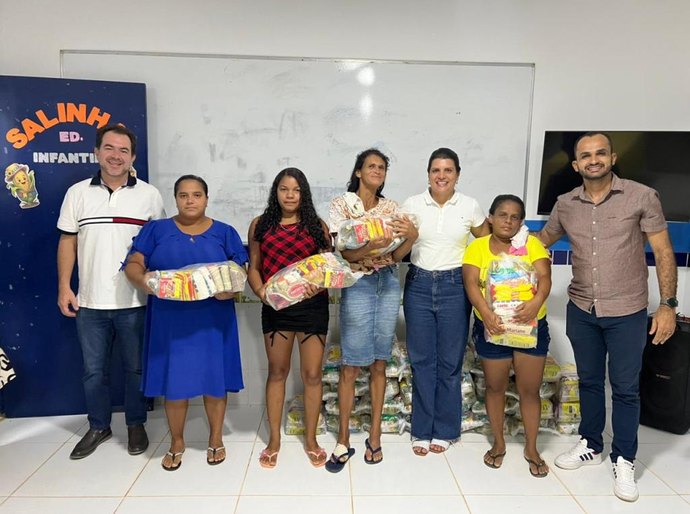 Prefeita Marcela Gomes entrega cestas básicas a alunos da EJA no Assentamento Paraíso