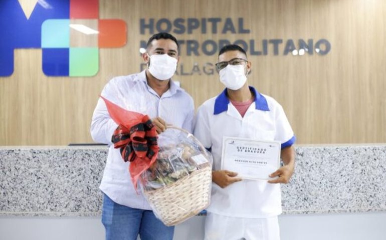 Funcionário do Hospital Metropolitano de Alagoas recebe homenagem após salvar idosa de ser atropelada por VLT