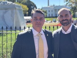Flávio Bolsonaro se encontra com Eduardo nos EUA e prepara próximos passos, diz mídia