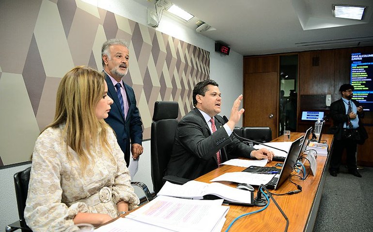 Comissão aprova PEC do processamento de plasma humano