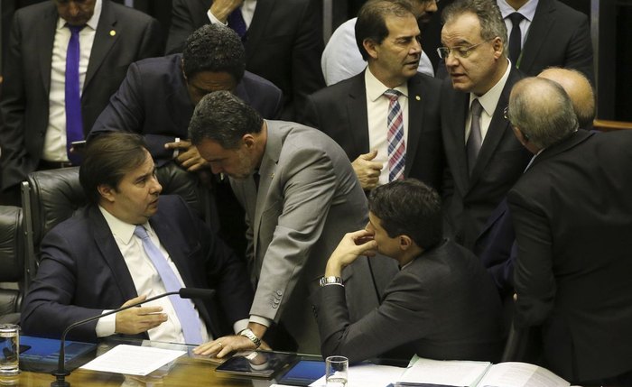 O presidente da Câmara, Rodrigo Maia (DEM-RJ), prevê encerrar a votação, em segundo turno, na sexta-feira à noite ou na manhã de sábado (13)