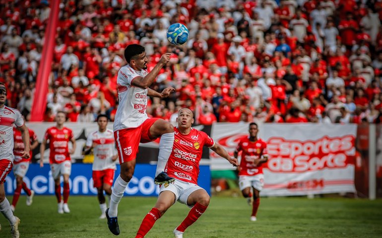 CRB vence o Vila Nova no finalzinho do jogo e chega ao 9º lugar