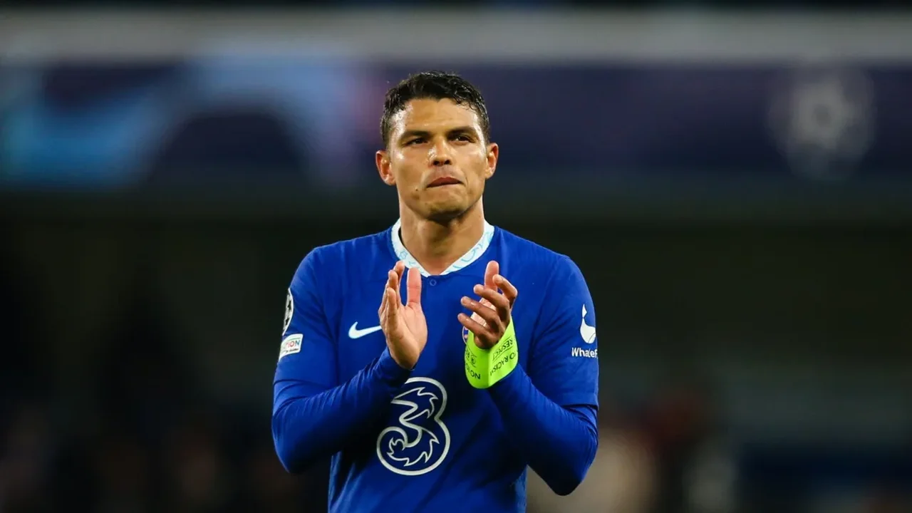 De volta ao Flu? Thiago Silva posa com camisa do tricolor ao lado de David Braz