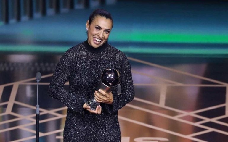 Com homenagem à rainha Marta, Fifa coroa melhores do mundo
