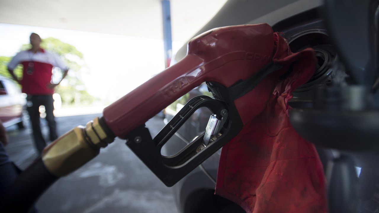 Com nova alta mundial do petróleo, governo mantém desconto na gasolina
