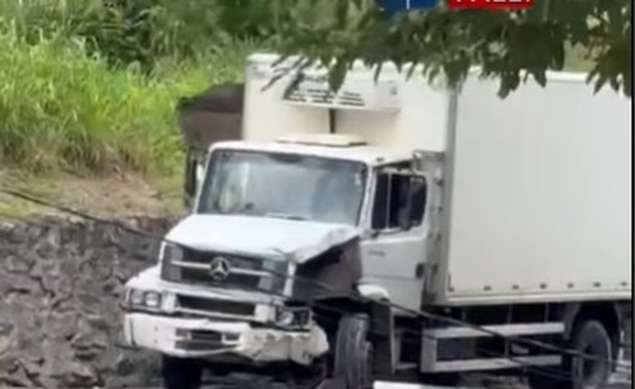 Caminhão derrubou poste de luz