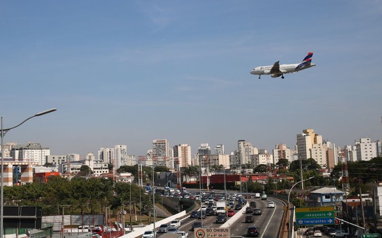 Empresas aéreas terão linha de crédito para enfrentar alta de custos