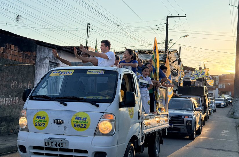 Caravana de Rui Palmeira é recebida com festa por moradores do Clima Bom e do Colina 2