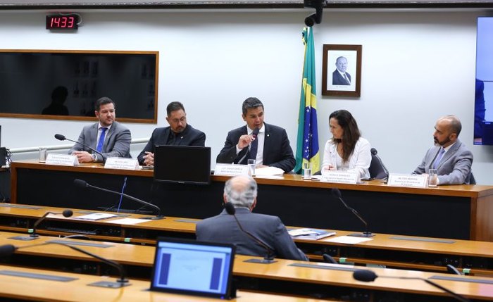 Diego Garcia (C) destacou aumento do tempo de tela entre crianças após a pandemia