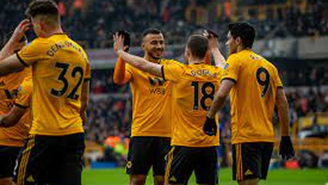 Lateral suspenso pelo Wolverhampton agrediu companheiro, cuspiu em auxiliar e quebrou televisão