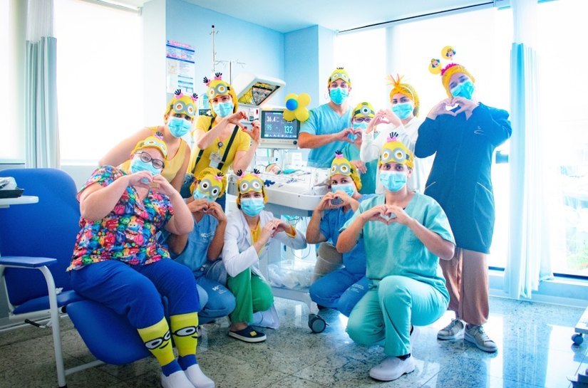 Minions invadem ala pediátrica do Hospital da Cidade e transformam rotina com leveza e afeto