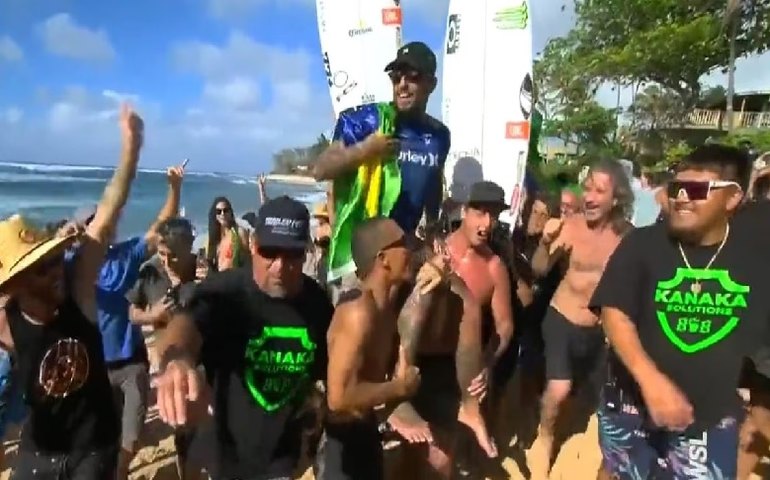 Filipinho vence americano de virada no fim e é campeão da etapa de Sunset Beach