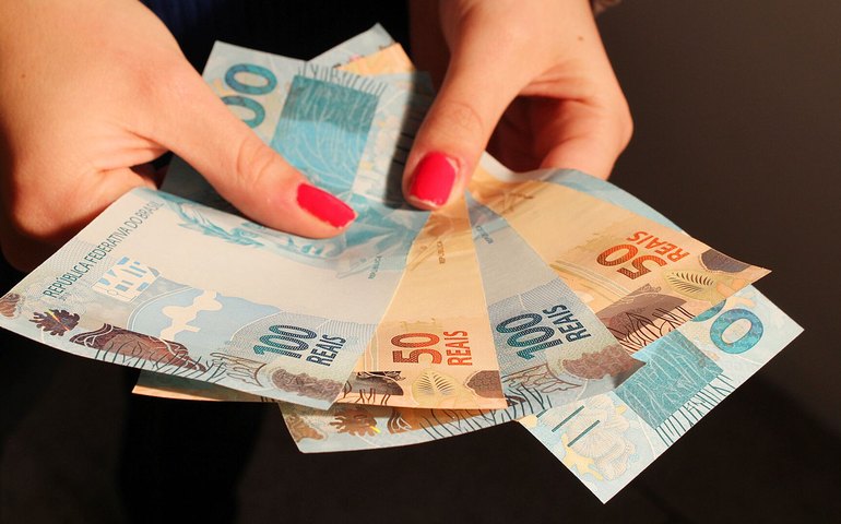 Pobreza no Brasil cai para o menor nível desde 2012, aponta pesquisa do IBGE