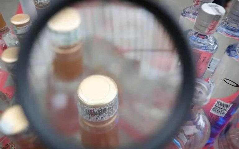 Estudante brasileira desenvolve copo que detecta bebida adulterada com drogas ou metanol