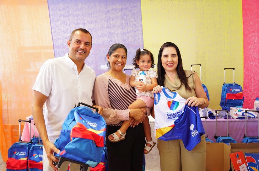 Prefeita Pauline Pereira dá continuidade a entrega de kits escolares para alunos de Campo Alegre