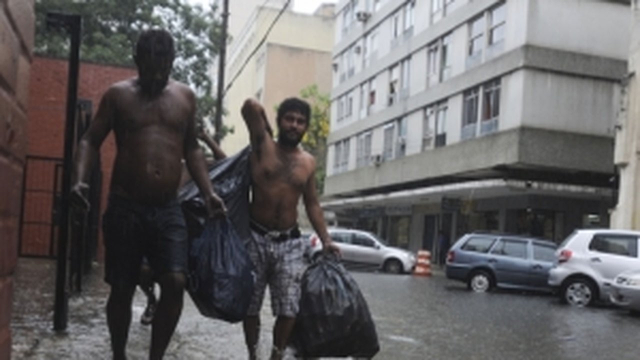 Onze municípios fluminenses estão em alerta máximo por causa da cheia de rios