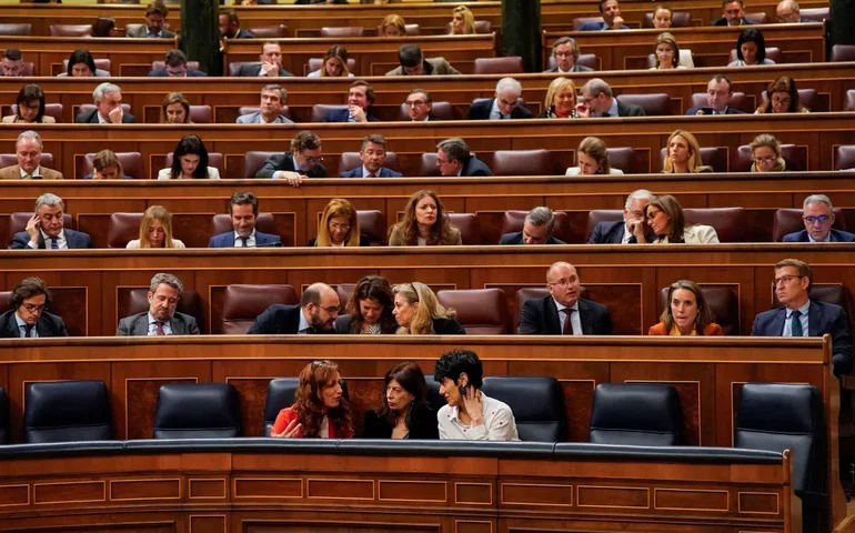 Na Espanha, oposição conservadora supera os socialistas nas eleições para o Parlamento Europeu