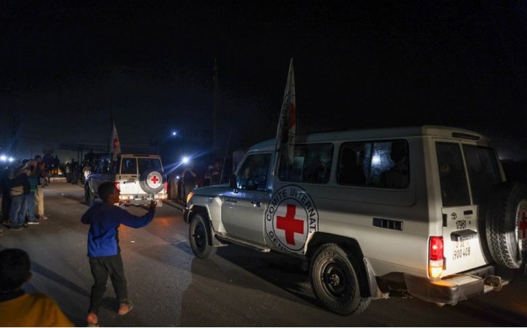 Hamas liberta 13 reféns de Israel após entrar em vigor cessar-fogo temporário; 39 presos palestinos foram soltos