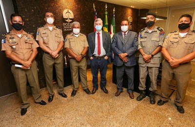 Militares do curso de oficiais da PMAL convidam Klever Loureiro para ser paraninfo da turma