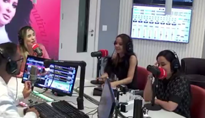 Maraísa estava lendo livro durante entrevista a uma rádio