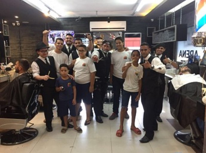 Meninos do Lar São Domingos ganham corte de cabelo na Arena