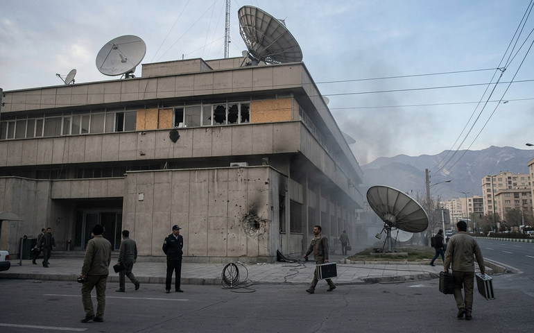 Emissora estatal iraniana em Teerã é alvo de ataques dos EUA e Israel, mas segue no ar