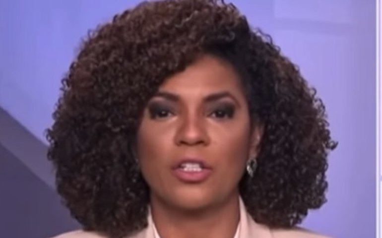 Jornalista Luciana Barreto chora ao vivo ao falar sobre racismo contra Vini Jr.