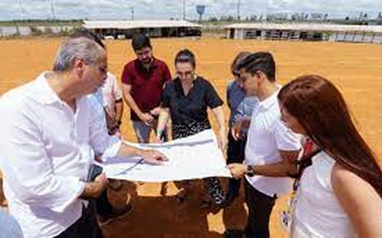 Comitiva do Ministério da Saúde visita obra do Hospital Metropolitano do Agreste